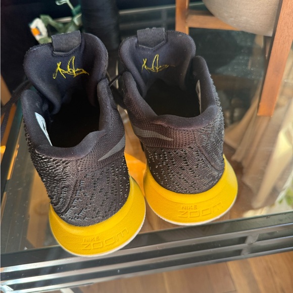 Nike Kyrie 3 Basketball Sneakers Low Top Mesh Black Yellow Shoes Men’s Size 9.5 - Picture 4 of 10